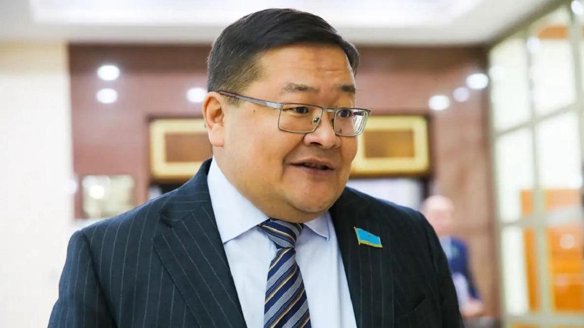 «Moraldyq quqyǵymyz joq»: Depýtat mas júrgizýshilerge raqymshylyq jasaýǵa qarsy shyqty