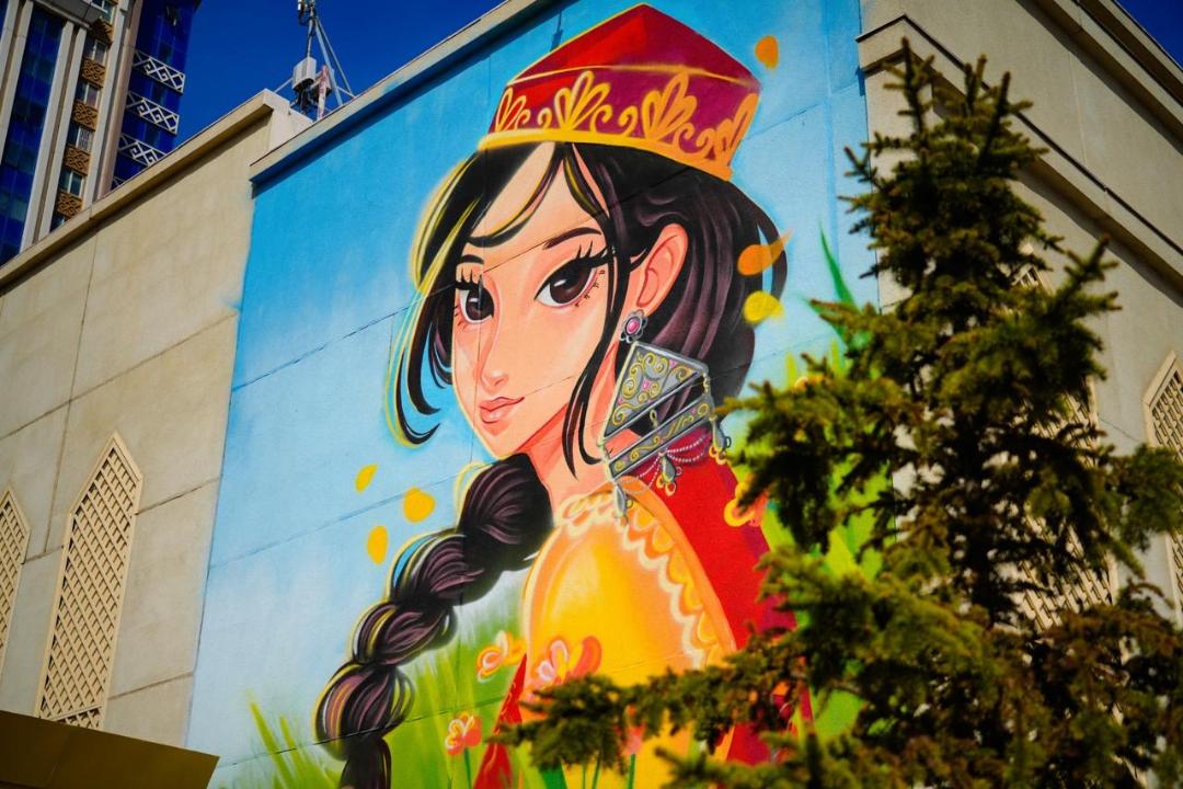 «Qyz ósse, eldiń kórki»: Elordadaǵy ǵımarattardyń birine jańa mýral salyndy