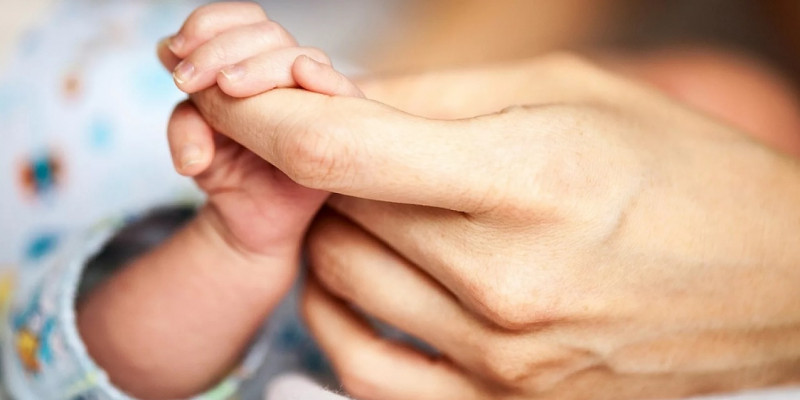 Pavlodarda jańa týǵan sábıin 800 myń teńgege satpaq bolǵan áıel ustaldy