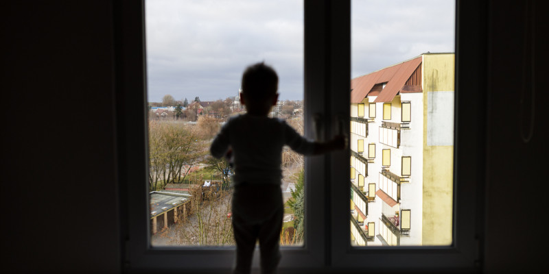 Aktóbede bir táýlikte eki bala terezeden qulap ketken