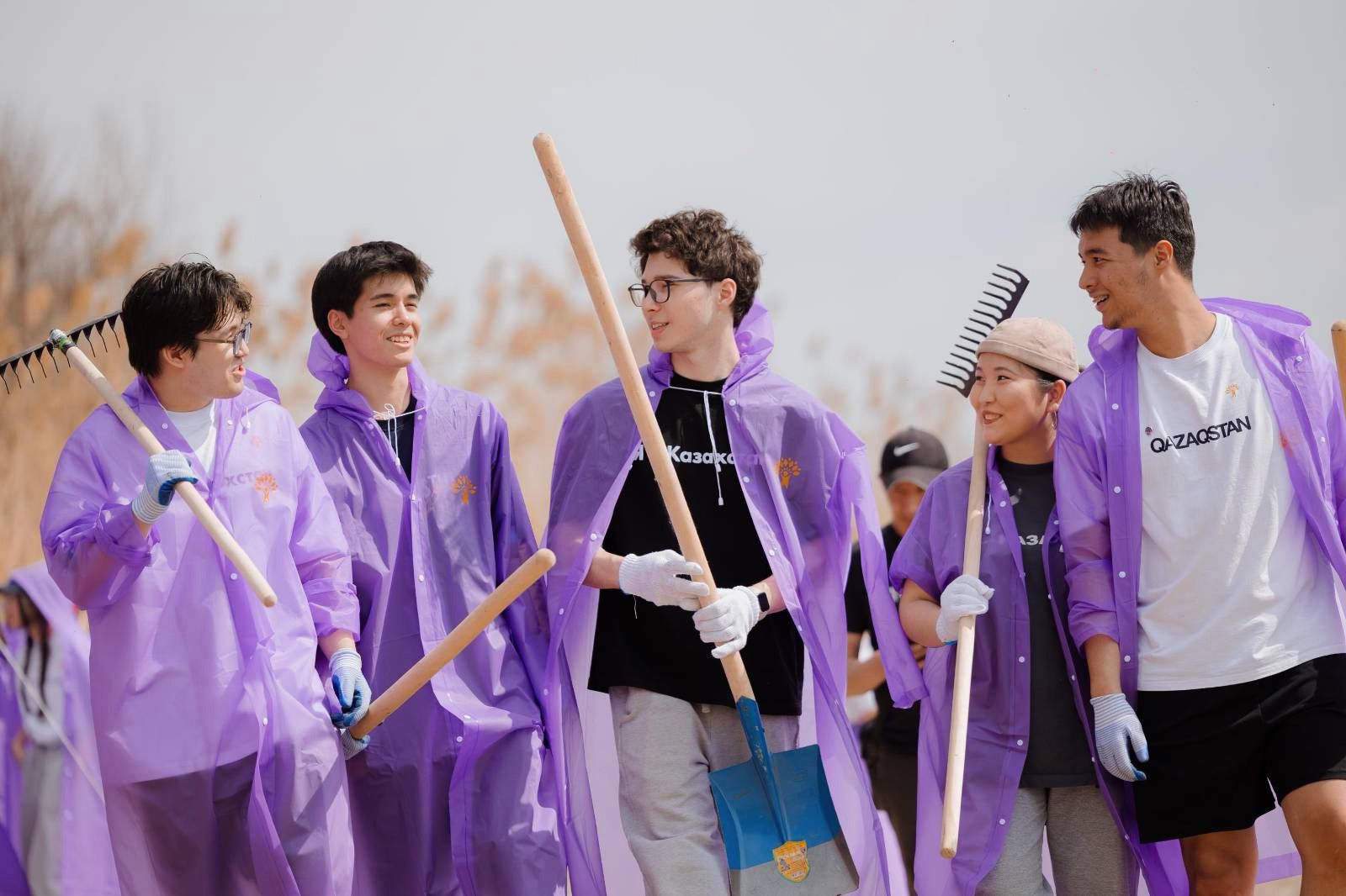 «Jańa adamdar» qozǵalysynyń belsendileri Úlken Almaty ózeniniń jaǵalaýynan 20 tonna qoqys jınady