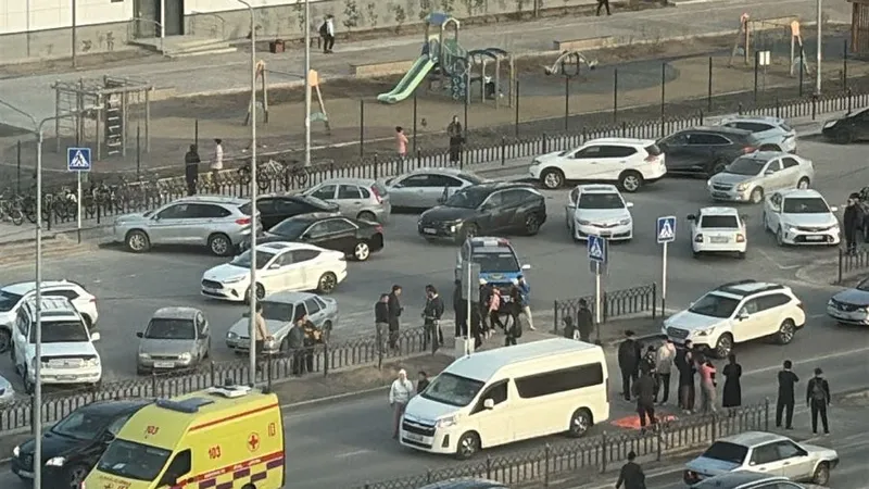 Atyraýda mektep mańynda 1-synyp oqýshysyn kólik qaǵyp ketti