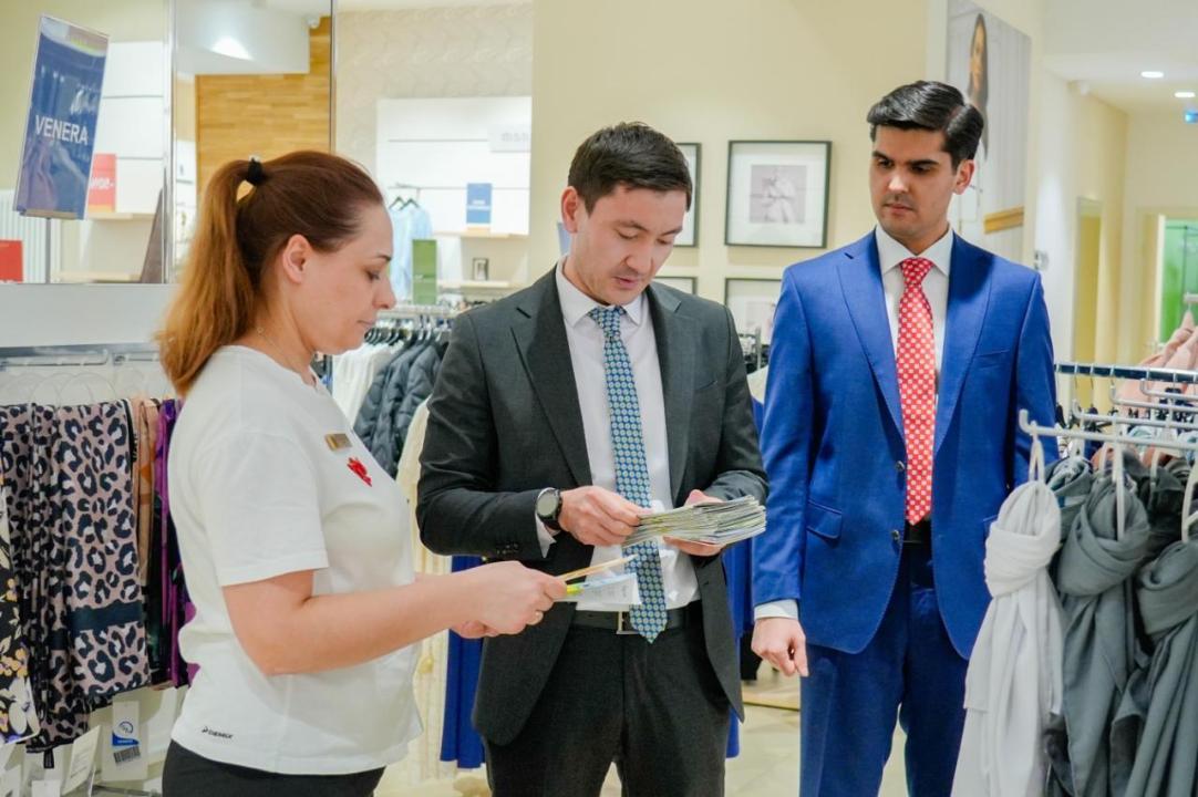 «Taza Qazaqstan»: Elordalyq kásipkerlerge tazalyqty saqtaý jóninde chek-paraqshalar taratyldy