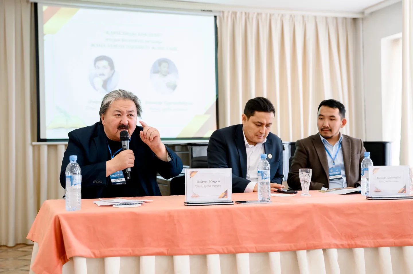 Ádebı synnyń bási qandaı?