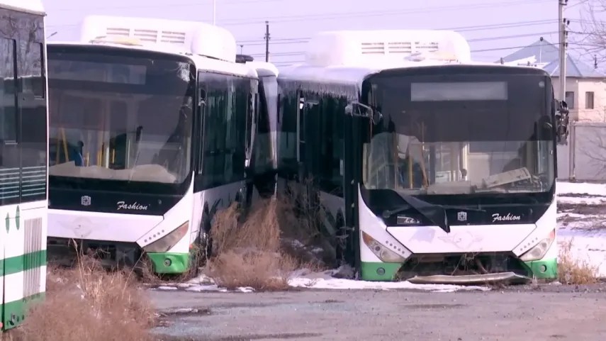 Qyrýar qarajatqa alynǵan avtobýstar qańtarylyp tur