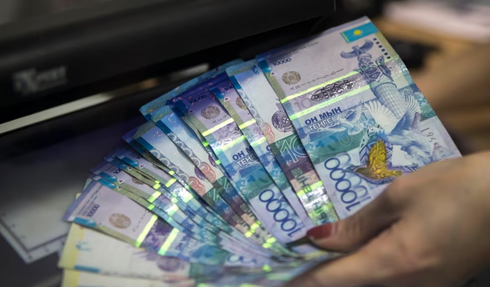 «Nesıe berýden bas tartty»: Bank qyzmetkeri zeınetkerlerdiń aqshasyn óz shotyna aýdaryp otyrǵan