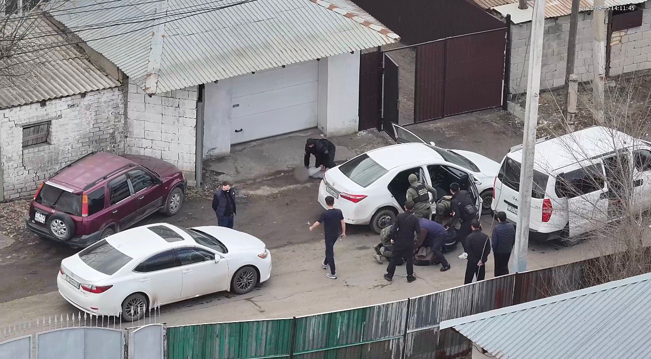 Bankter men baılanys operatorlarynyń atynan jalǵan habarlamalar jibergen alaıaqtar ustaldy