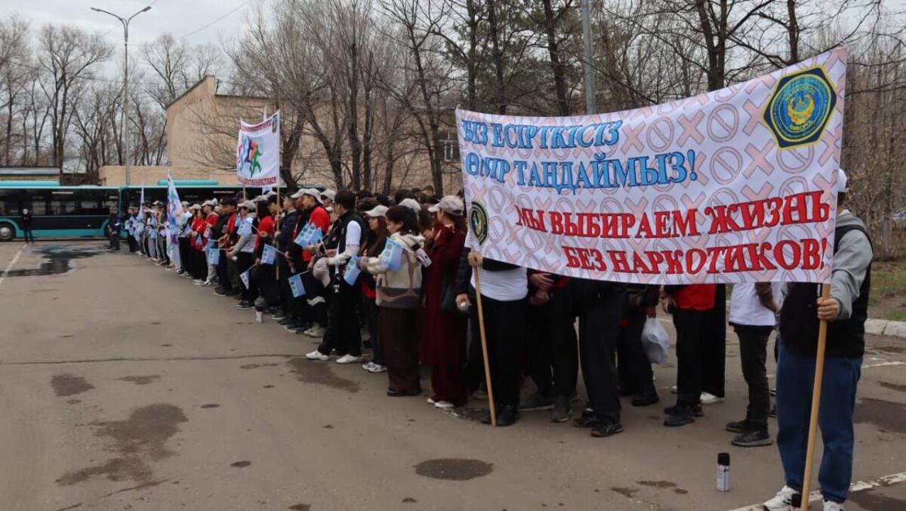 Qaraǵandyda esirtkige qarsy aýqymdy aksııa ótti: 2 myńnan astam graffıtı joıyldy