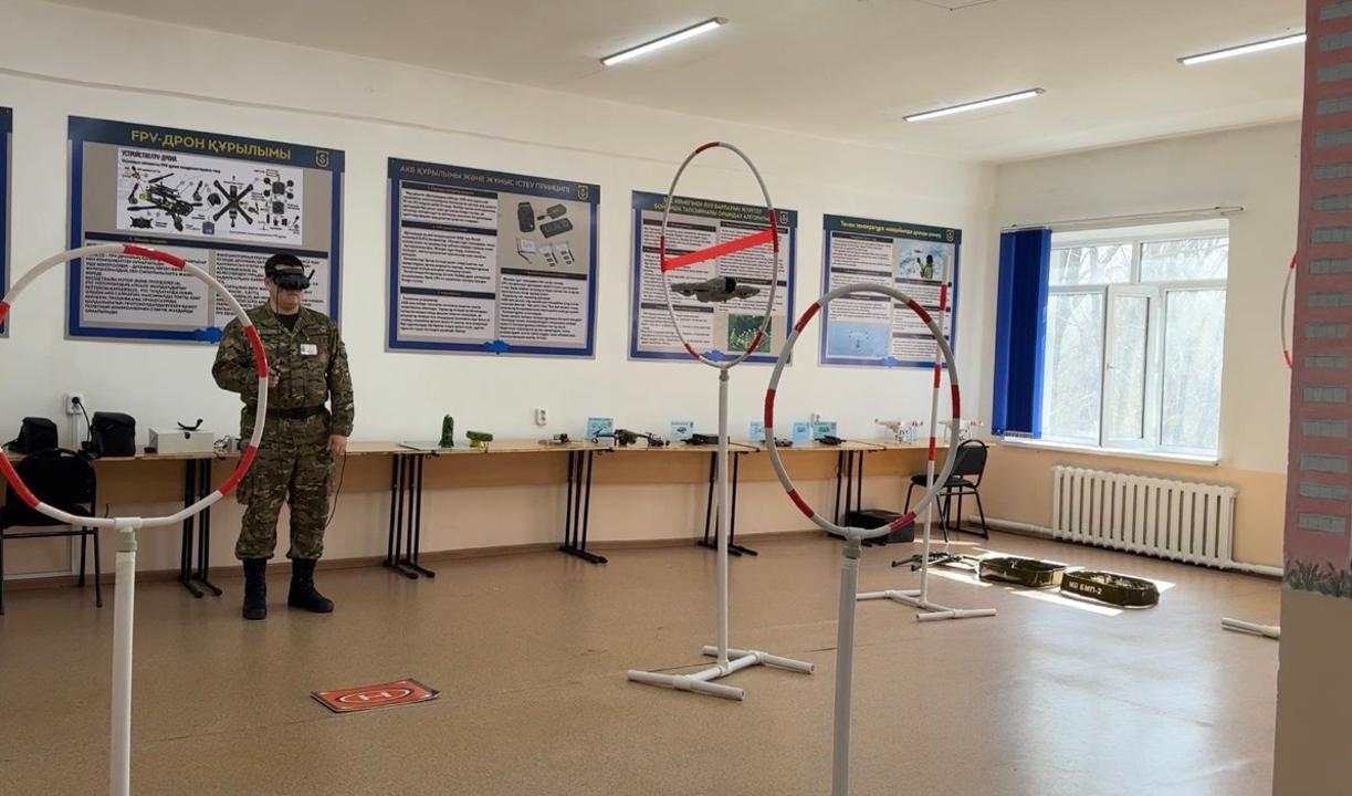 Internetsiz de ushady: Bolashaq ofıserler dronnyń kómegimen barlaý jasaıdy