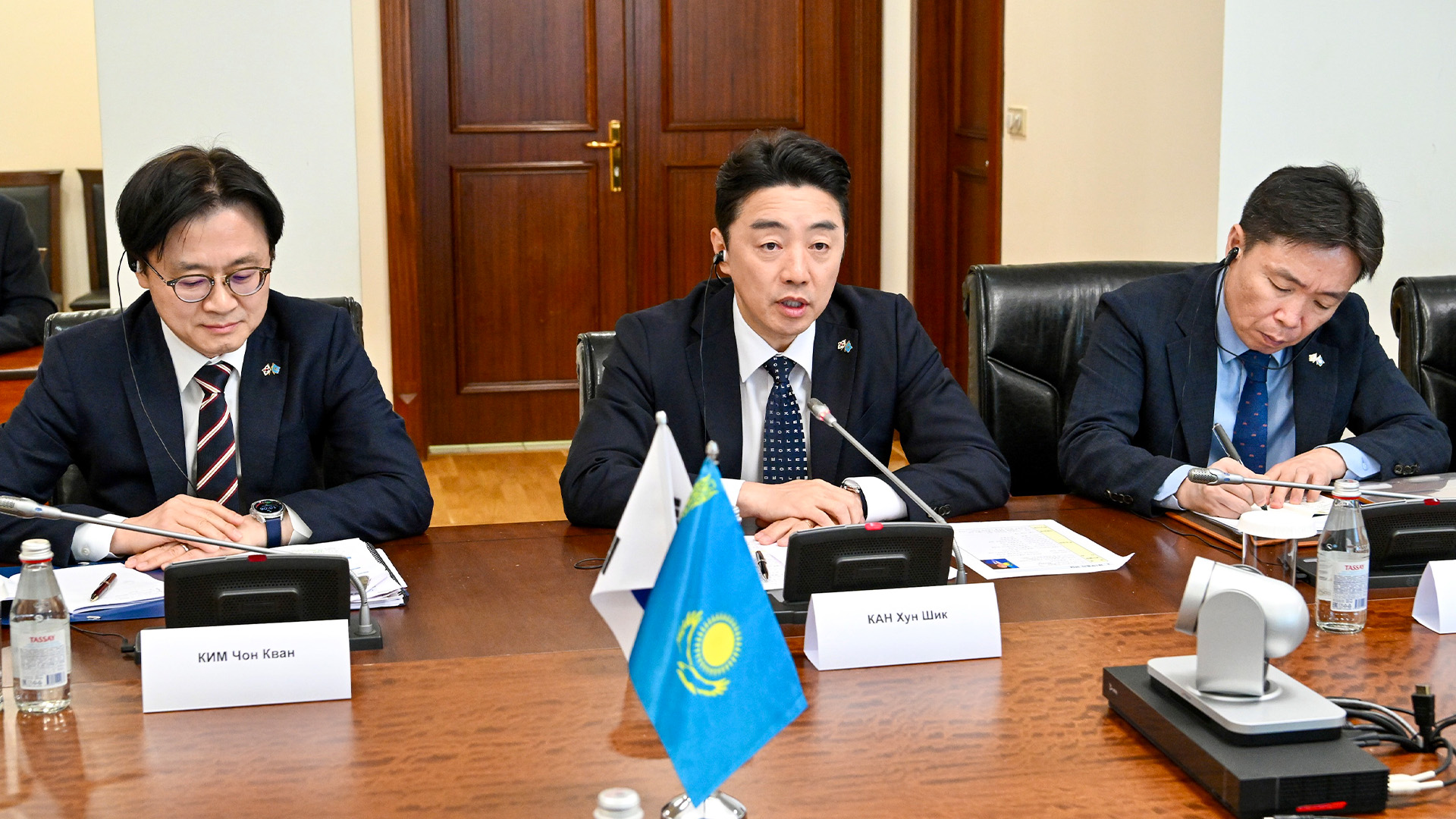 Saýda-ekonomıkalyq kelissóz pysyqtaldy