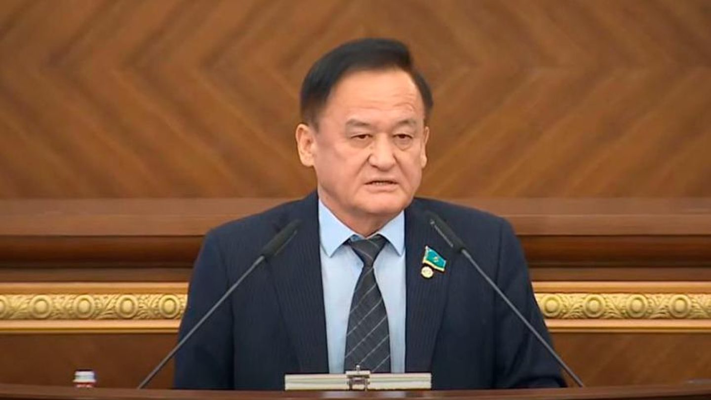 Depýtat teris dinı aǵymdarǵa zańmen tyıym salýdy talap etti