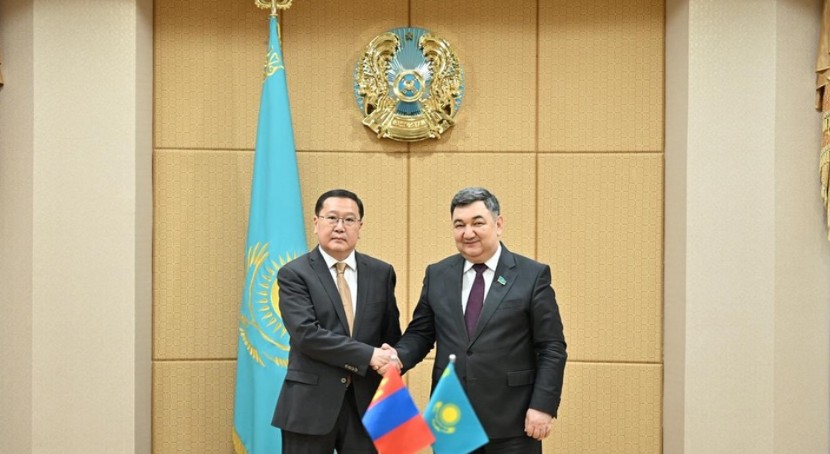 Senator Mońǵol elshisimen kezdesti