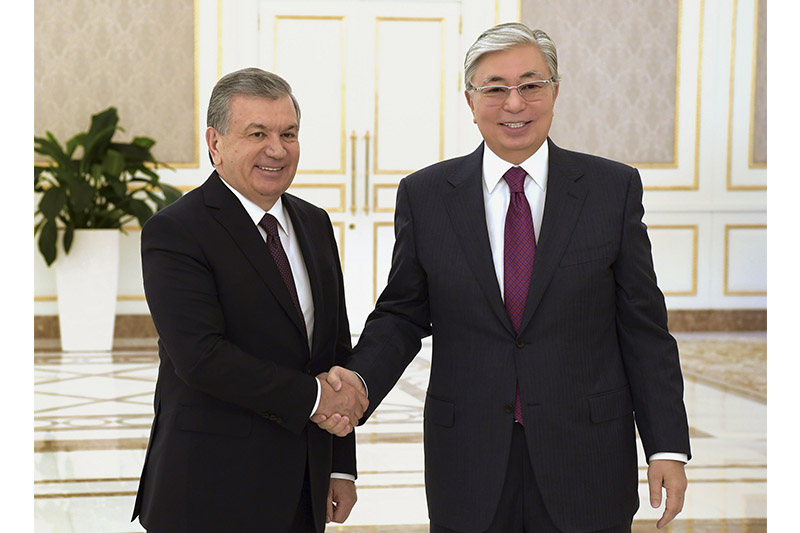 Qasym-Jomart Toqaev pen Shavkat Mırzııoev beıresmı kezdesý ótkizedi