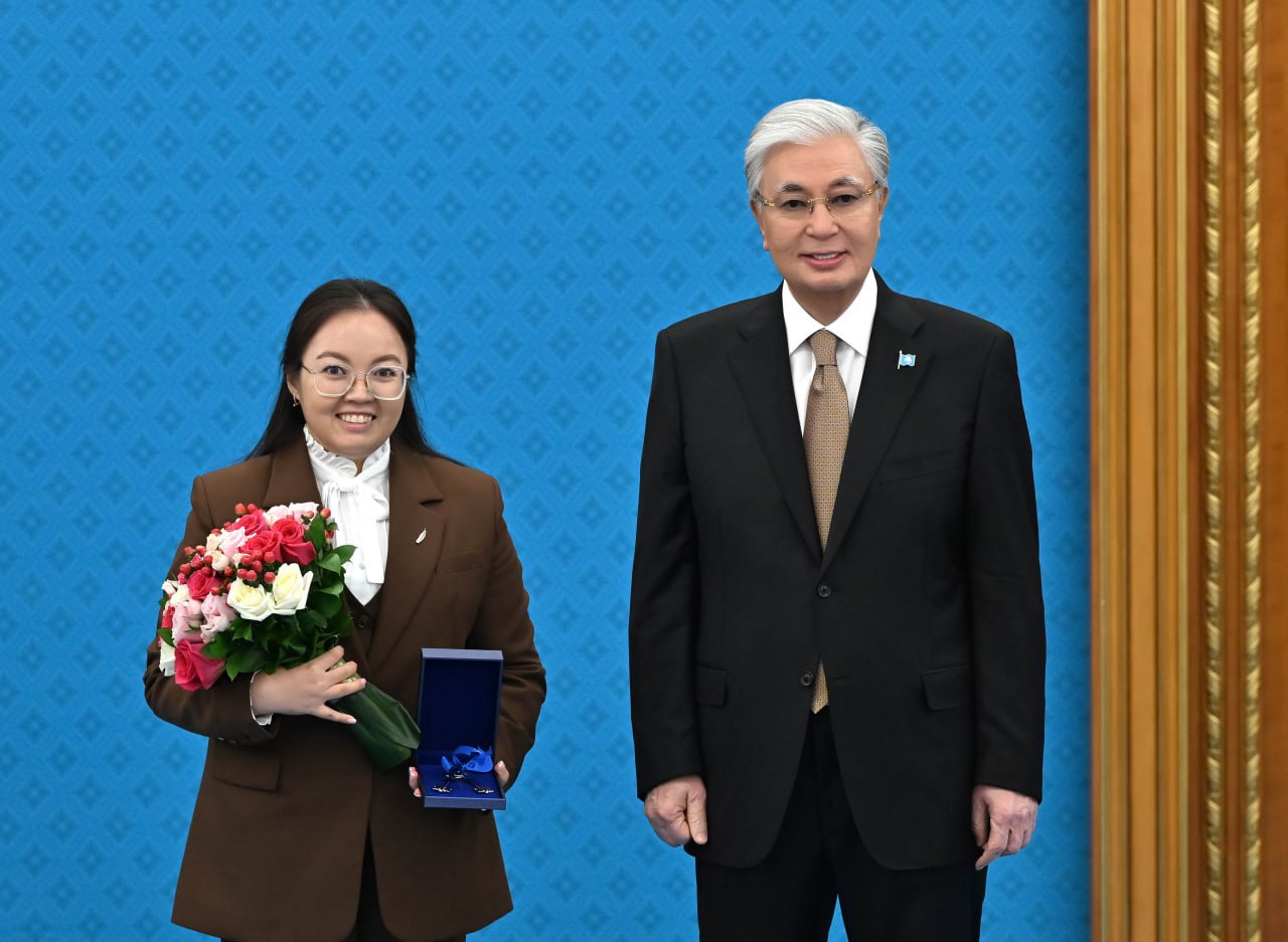 Memleket basshysy bir top jas ǵalymǵa páter kiltterin tabystady