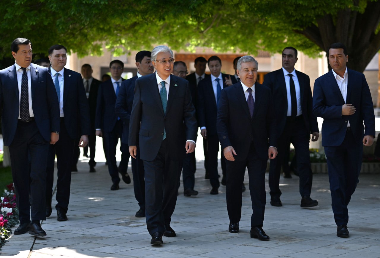 Qasym-Jomart Toqaev pen Shavkat Mırzııoev Bahaýddın Naqyshbandı memorıaldyq keshenine bardy