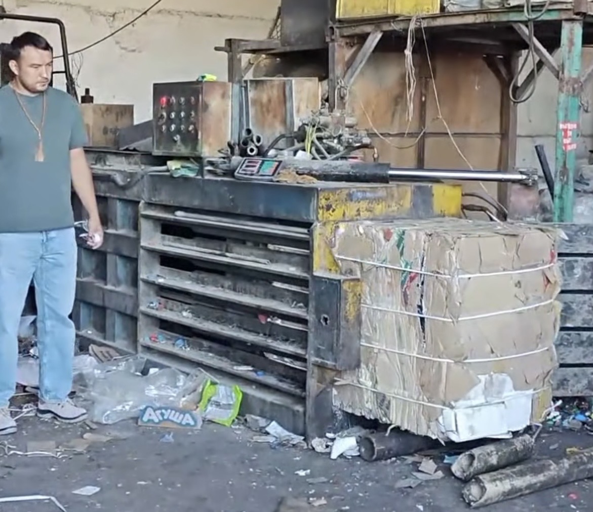 Qaldyqty kásip kózine aınaldyrdy: Aýyl turǵyny erekshe ekologııalyq jobany iske asyrdy