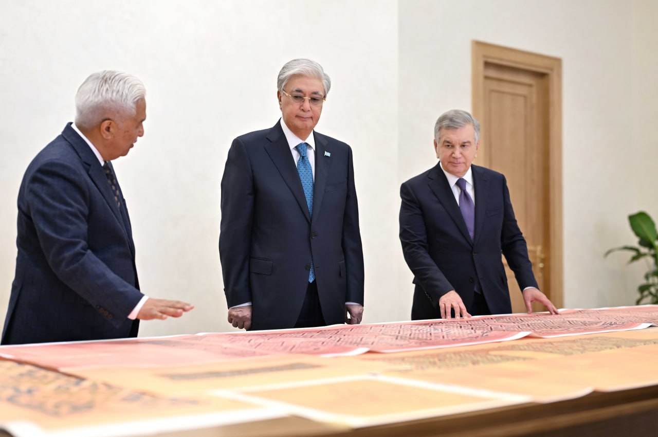 Shavkat Mırzııoev Qasym-Jomart Toqaevqa birqatar tarıhı qujatty tapsyrdy