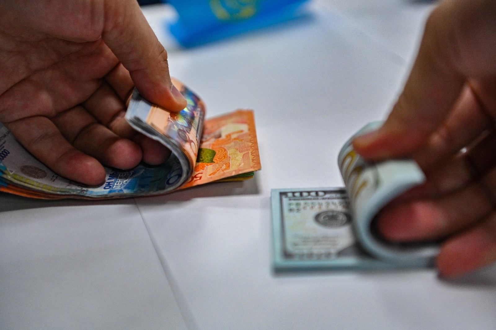 Búgin 1 dollardy qansha teńgege satyp alýǵa bolady?