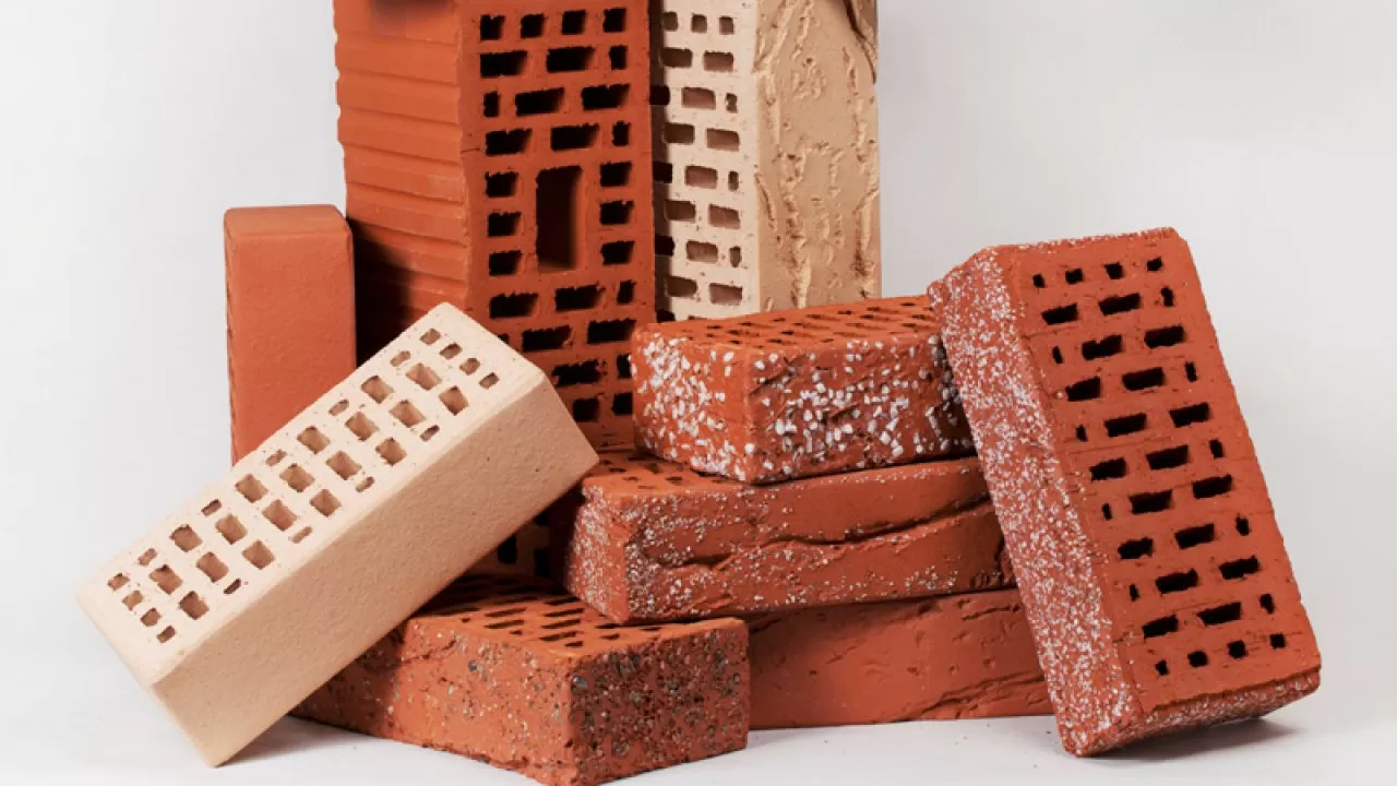 Qaraǵandyda shatyrdan kirpish qulap, 3 jastaǵy bala zardap shekti