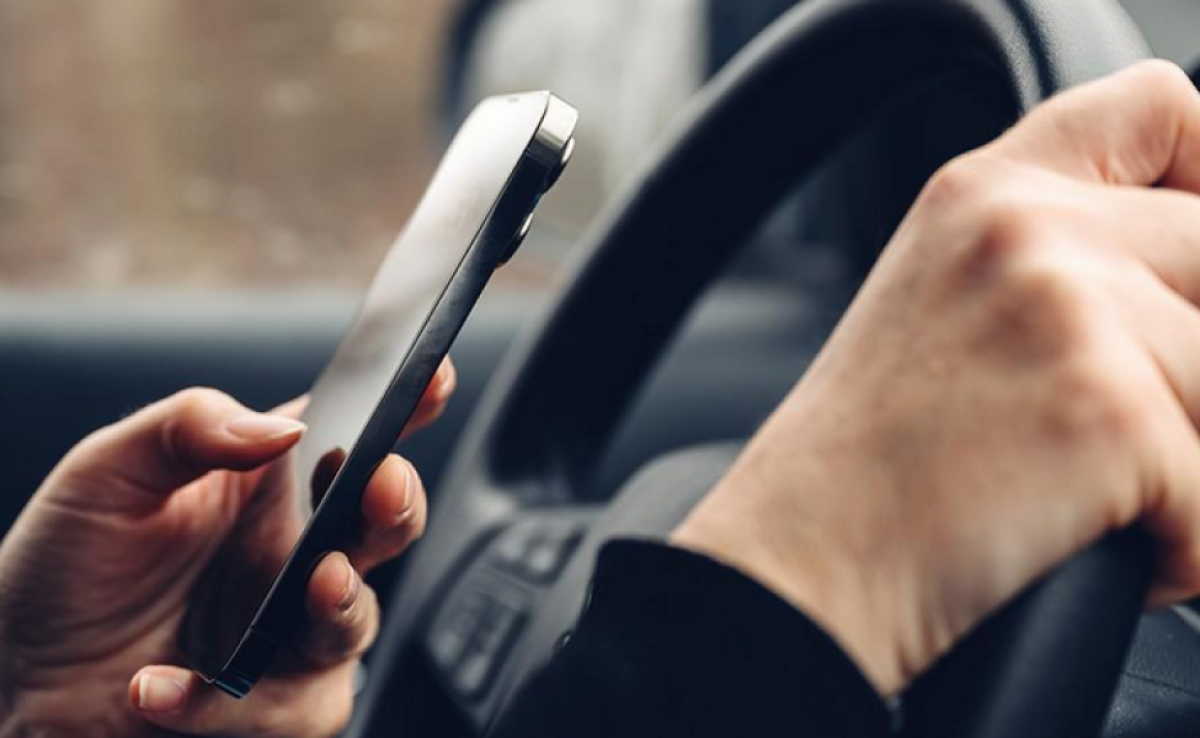 Sıfrlyq júıe kólik basqarý kezinde telefon qoldanýdyń 6 deregin tirkedi