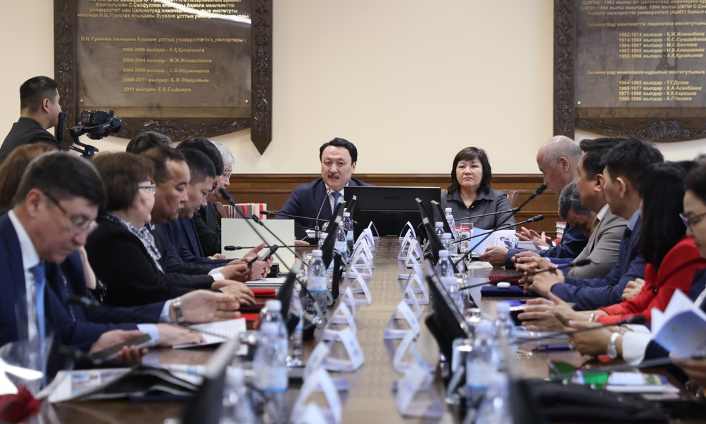 Ádebıet jáne ádebıettanýshy mereıi