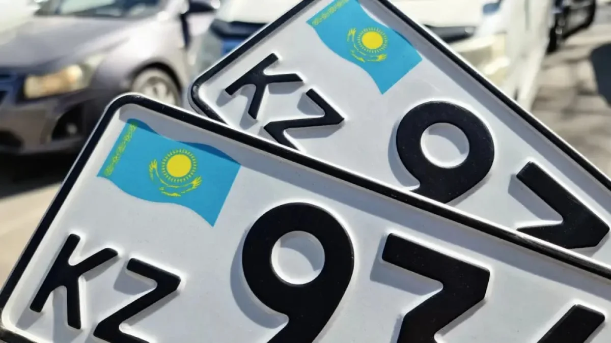 Oralda kóligine qaǵazdan jasalǵan jalǵan nómir taqqan júrgizýshi jaýapqa tartyldy