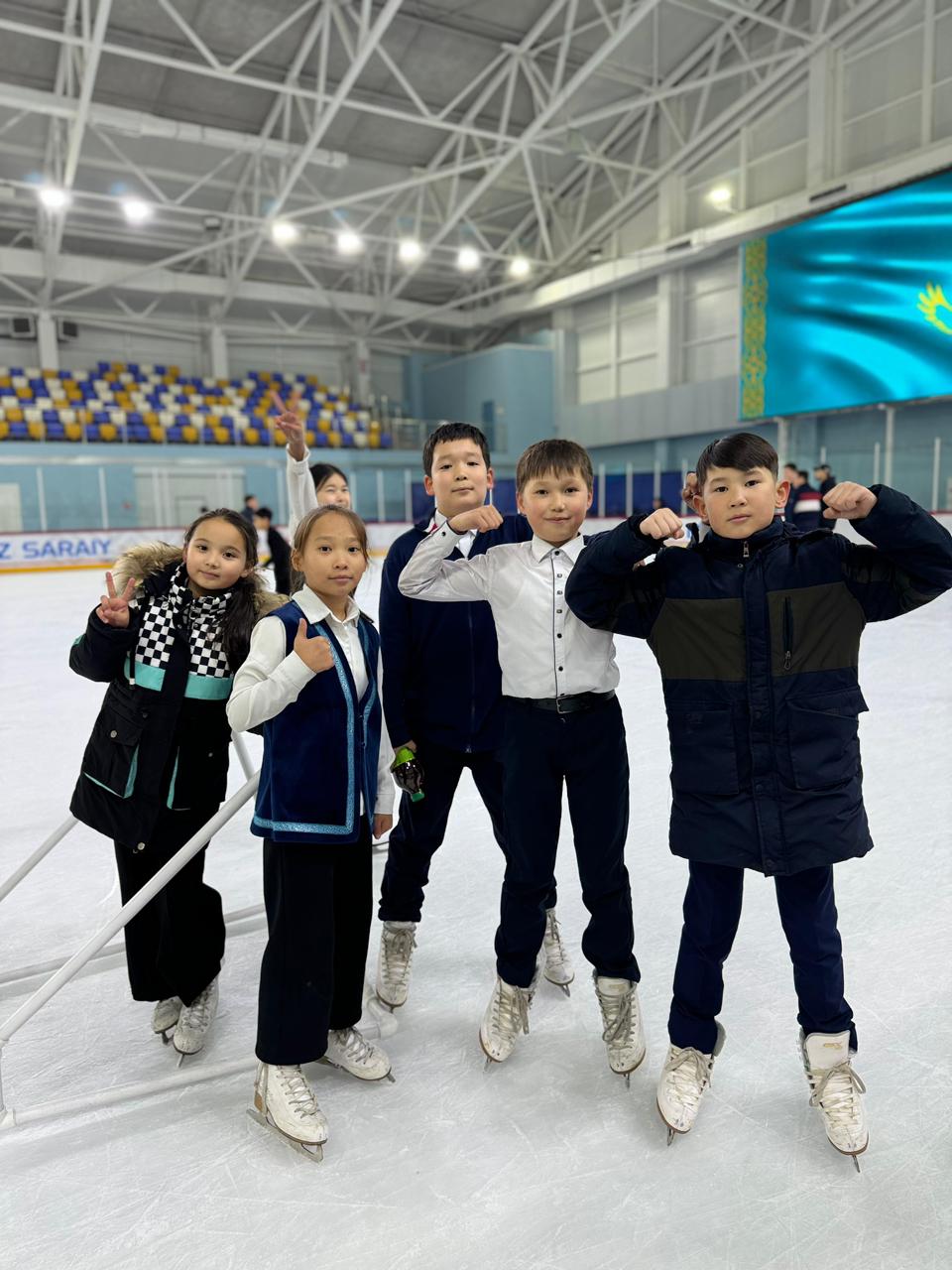 Túrkistandaǵy «Keleshek» mektebinde oqýshylar muzda syrǵanaýdy úırenip júr