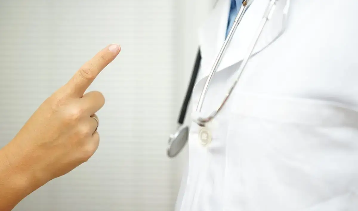 Ekibastuzda medısına qyzmetkerlerine kúsh kórsetkender ustaldy