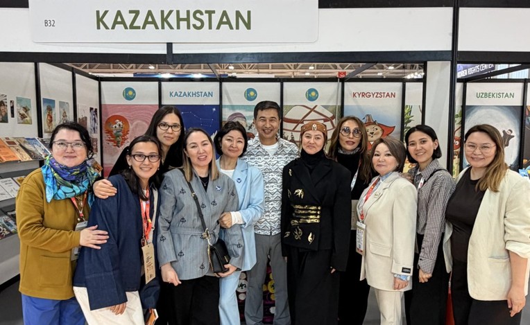 Jas órenderdiń kitap kórmesi