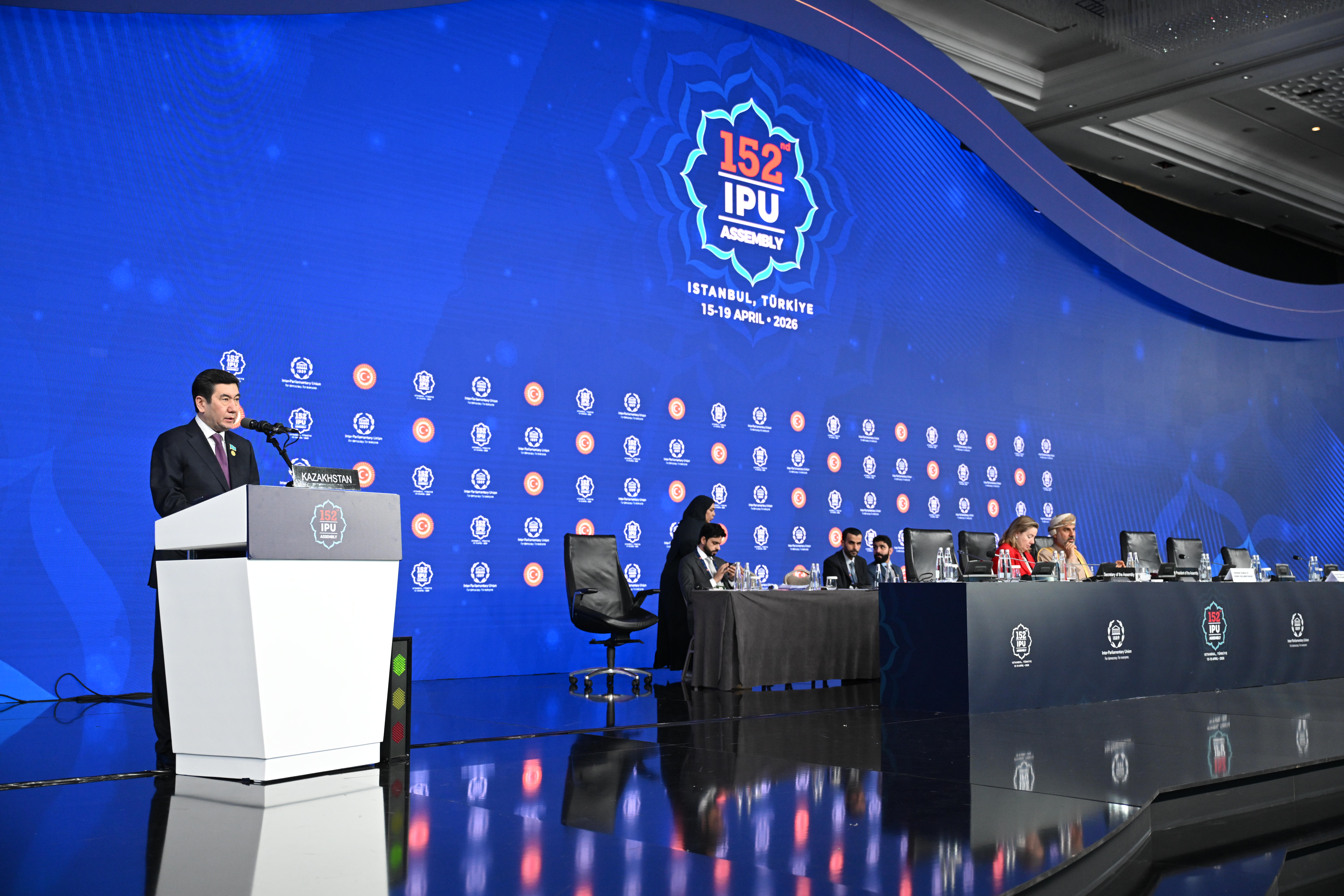 Erlan Qoshanov 155 elden kelgen áriptesterine jańa Konstıtýsııa týraly aıtyp berdi