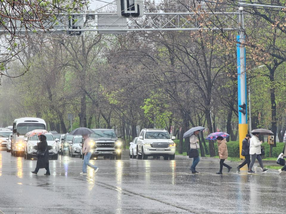 Almatydaǵy nóser jańbyr: Kommýnaldyq qyzmet kúsheıtilgen rejımge kóshti