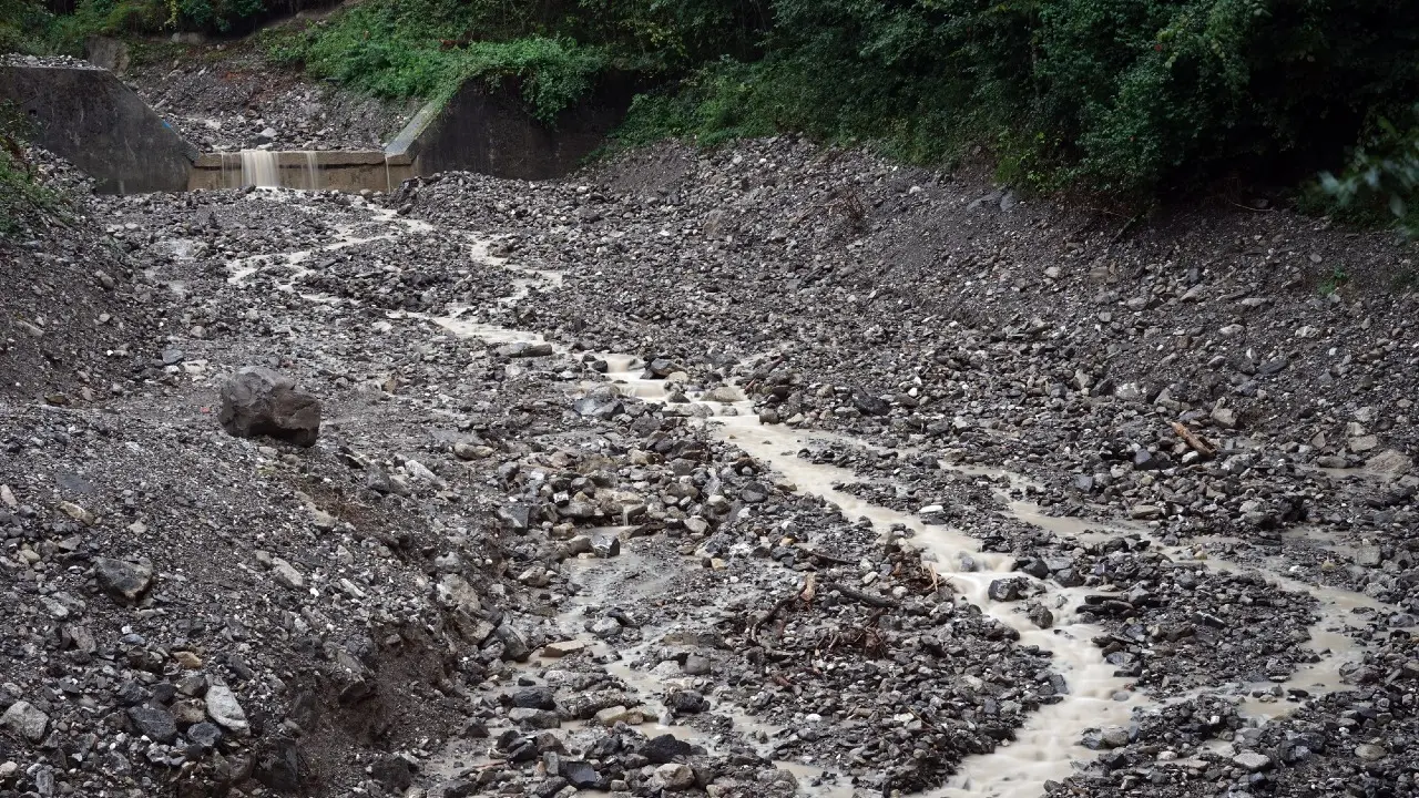 Almatyda laı kóshkininen ǵımarattyń shatyry zaqymdaldy