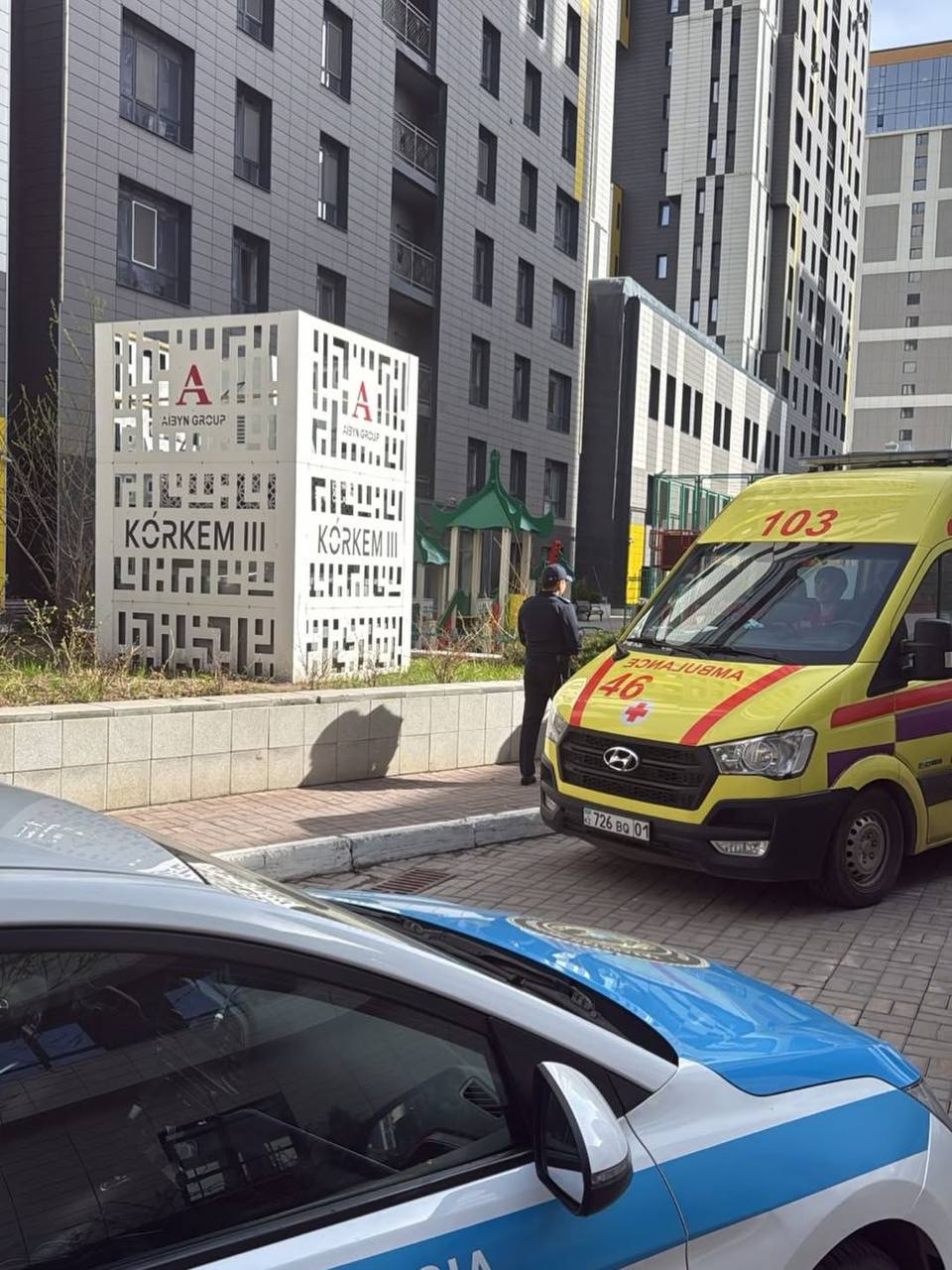 Astanada kópqabatty úıdiń shatyrynan sekirmek bolǵan jasóspirim qutqaryldy