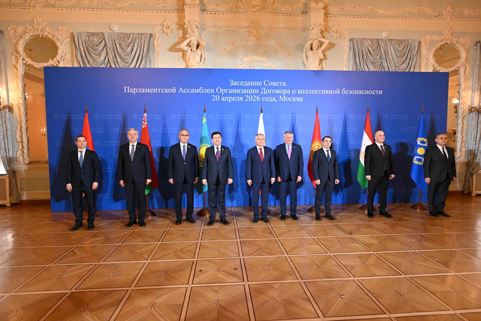 Erlan Qoshanov UQShU Parlament ókilderine jańa Konstıtýsııanyń negizgi erejelerin tanystyrdy