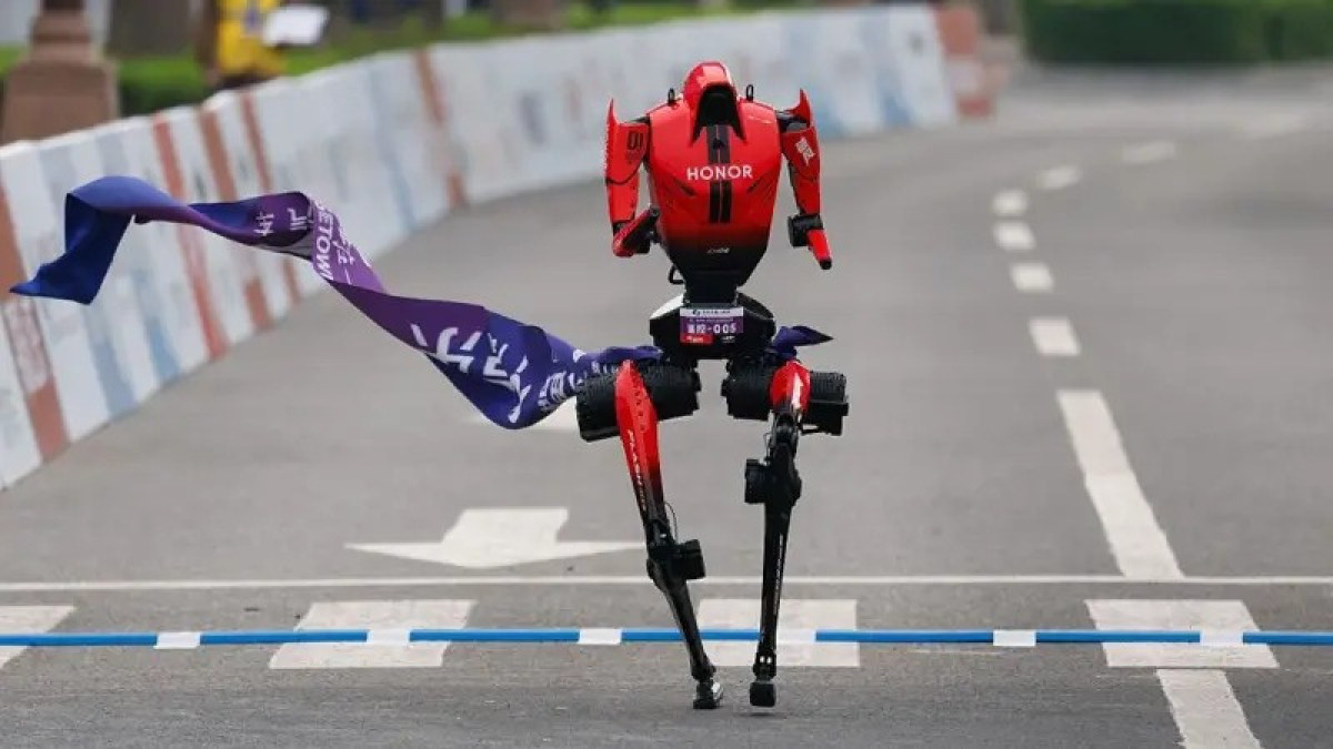 Robottar jarysy: Qytaıda 100-den astam gýmanoıd marafonda júgirdi