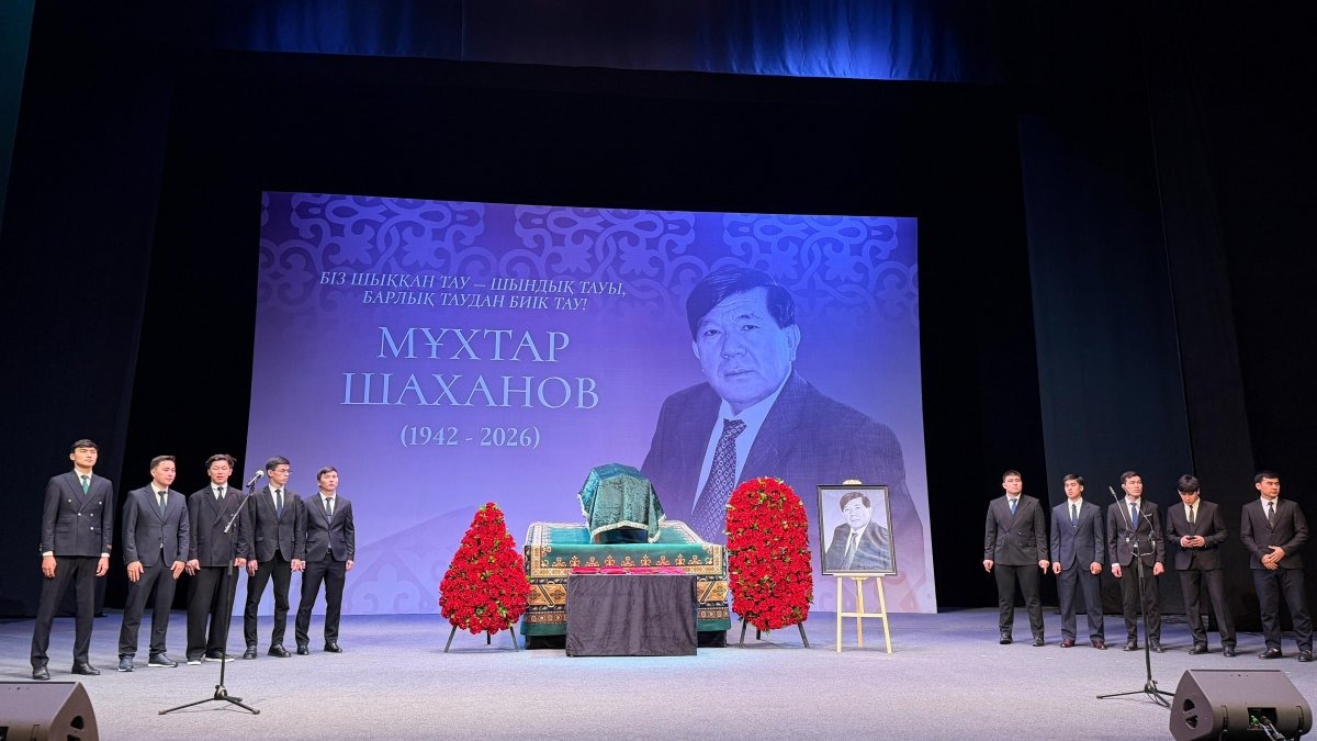 Almatyda Muhtar Shahanovpen qoshtasý rásimi ótip jatyr