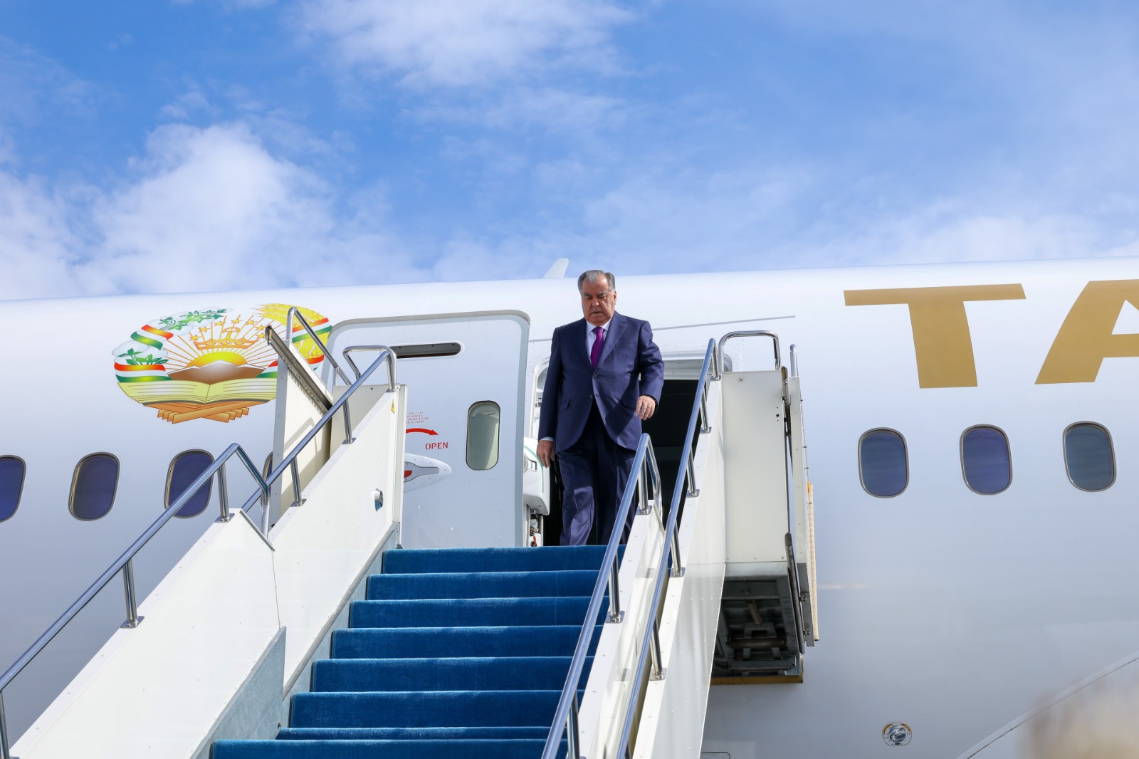 Tájikstan prezıdenti Astanaǵa jumys saparymen keldi