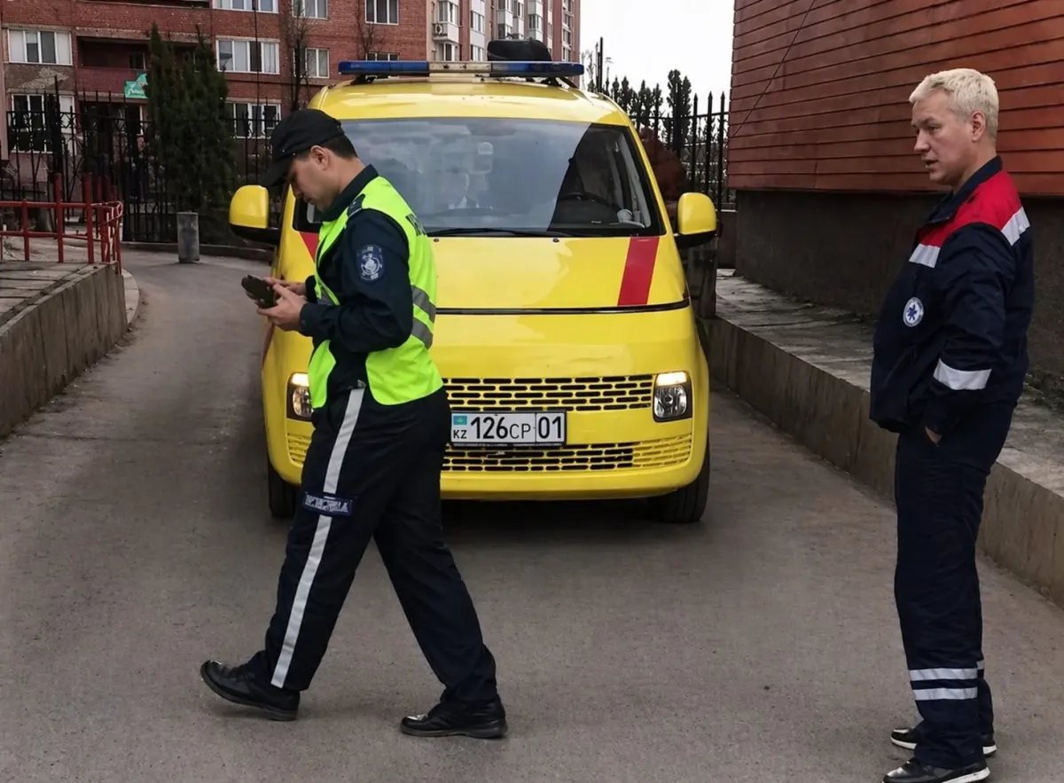 Astanada kópqabatty úıdiń terezesinen qulaǵan bala qaza tapty