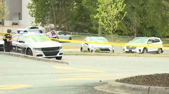 AQSh-ta mektep mańynda atys boldy: Eki adam qaza tapty