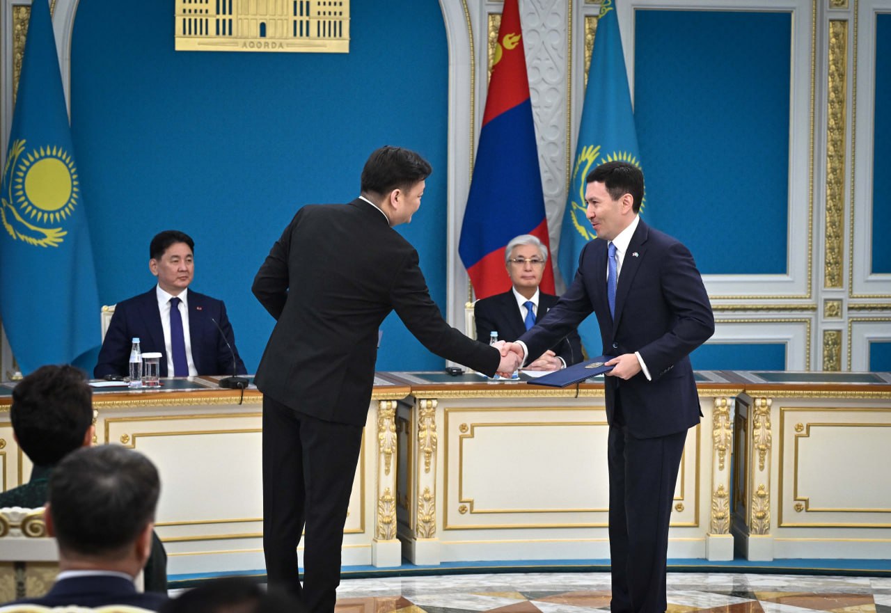 Qazaqstan men Mońǵolııa arasynda 13 qujatqa qol qoıyldy