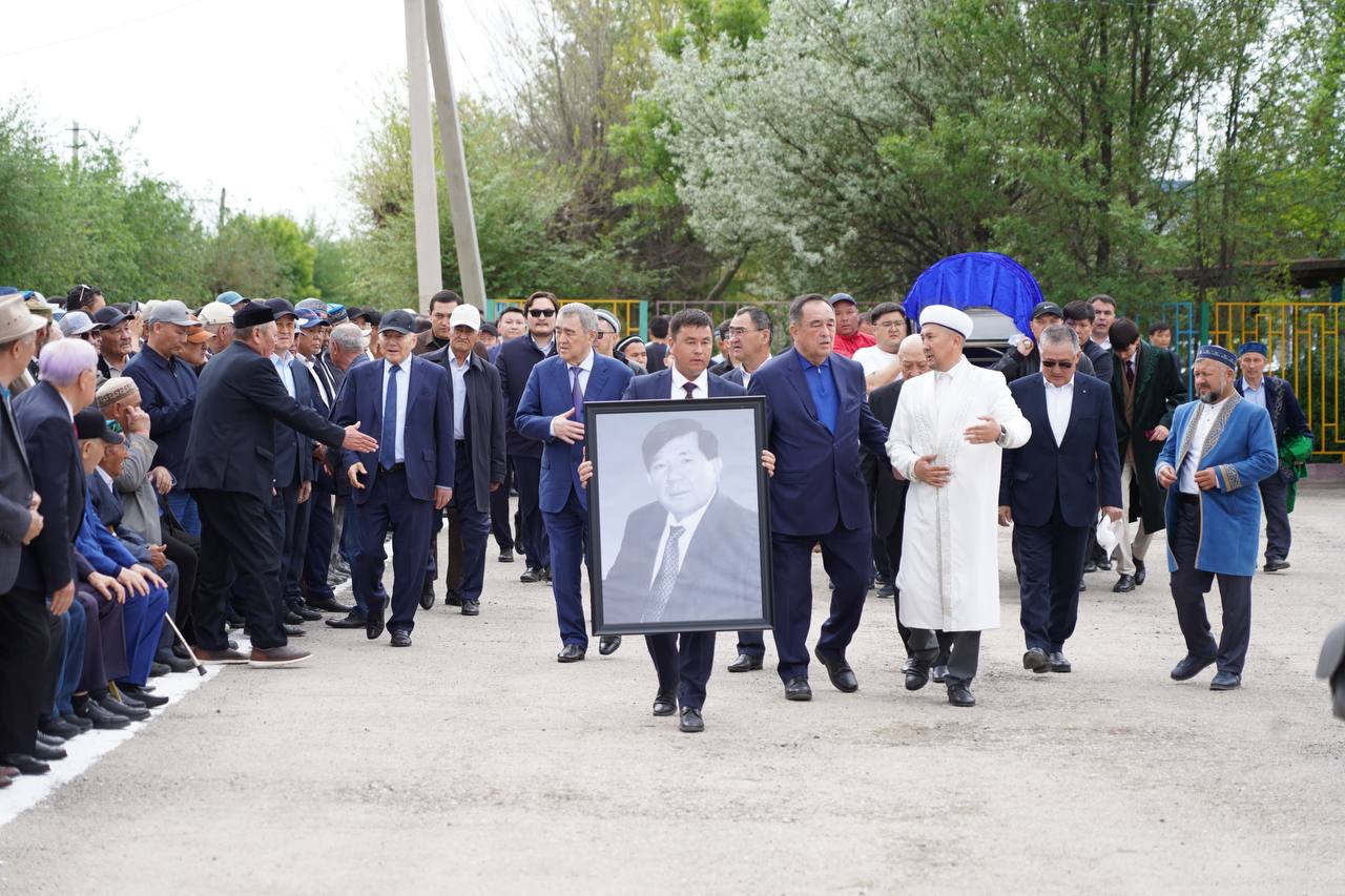Aqyn amanaty oryndaldy: Muhtar Shahanov týǵan jeriniń topyraǵyna jerlendi