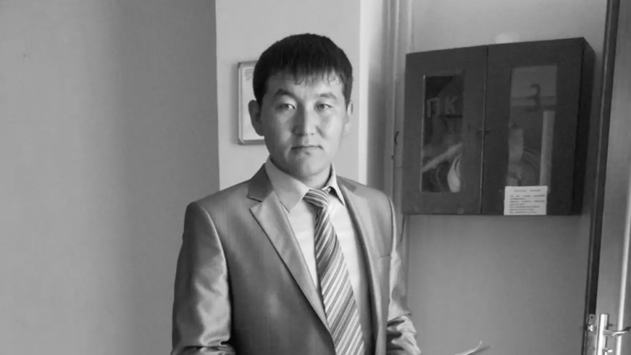 Aqyn Serikbaı Ábilmájin dúnıeden ótti