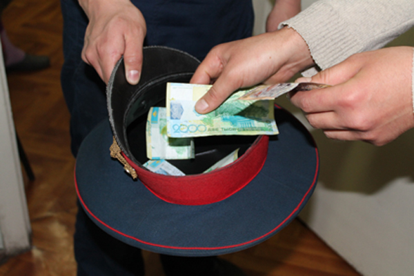 Qostanaı oblysynda para alǵan úsh polıseı ustaldy