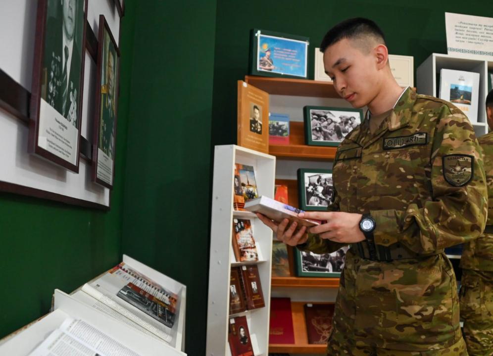 Áskerdegi jańa talap: Endi sarbaz qyzmet barysynda keminde 5 kitap oqýǵa mindetti