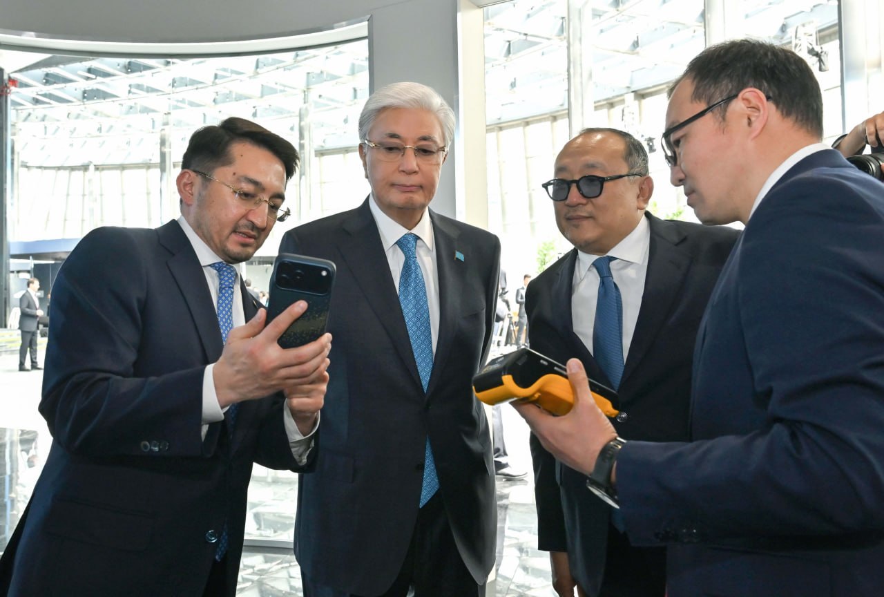 Memleket basshysyna Qazaqstandaǵy alǵashqy krıptovalıýtamen tóleý úrdisi kórsetildi