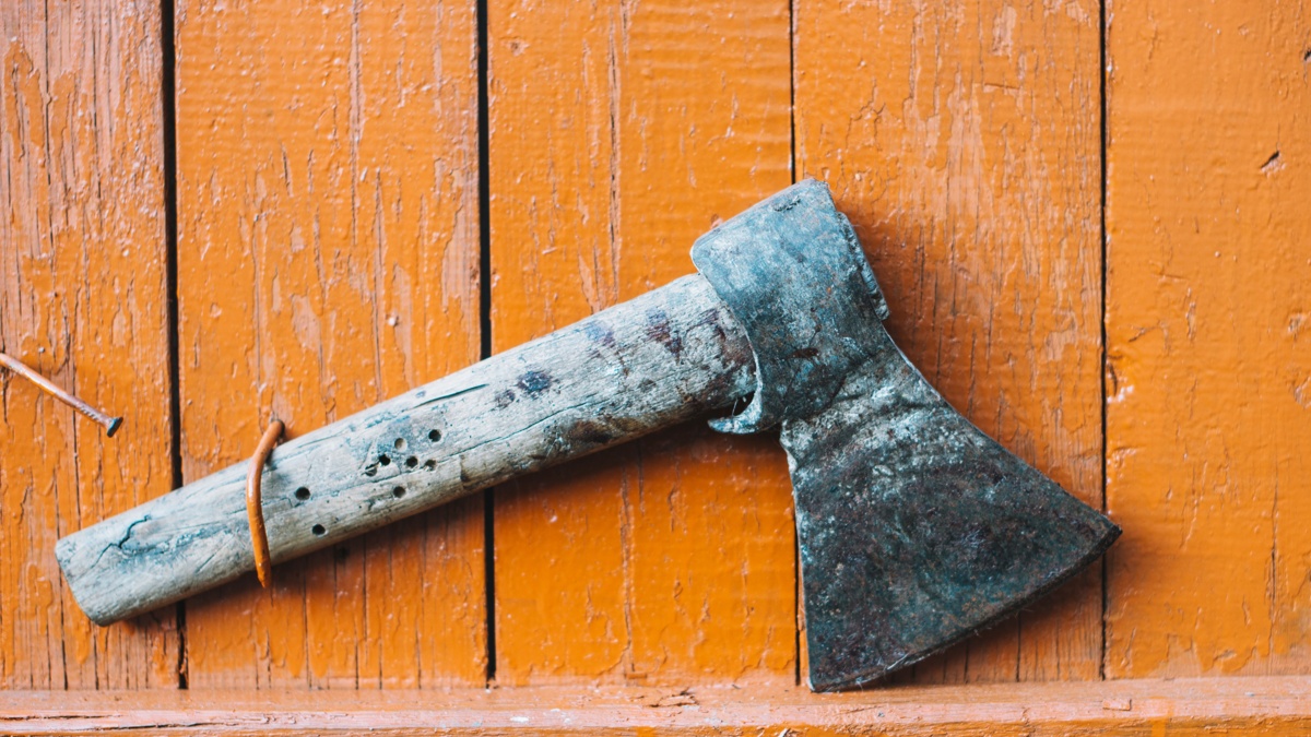 Almatyda oqýshy qyz mektepke balta alyp kelgen