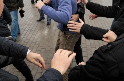 Aqtaýda 2 jasóspirimge bir top adam shabýyl jasady