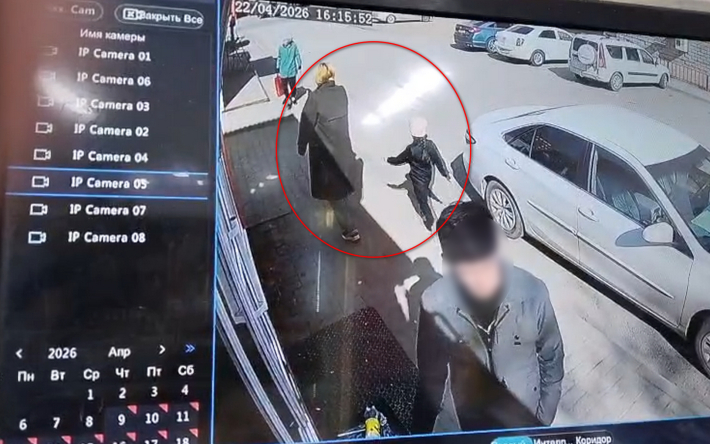 Aqtóbede belgisiz bireý kishkentaı qyzdy alyp ketpek bolǵan