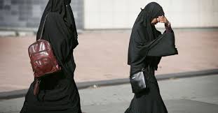 Qoǵamdyq oryndarda tumshalanyp júrý: Almaty polısııasy daýly vıdeoǵa qatysty málimdeme jasady