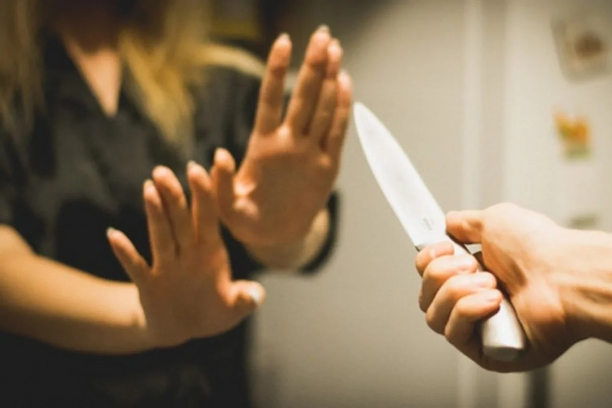 Qaraǵandyda kólikten 34 jastaǵy áıeldiń máıiti tabyldy